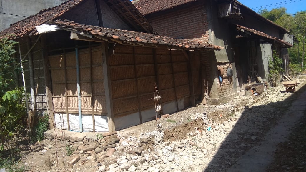 Sengketa Akses Jalan, Warga Ponorogo Akhirnya Membongkar  Pagar Tembok di Depan Rumah Wisnu