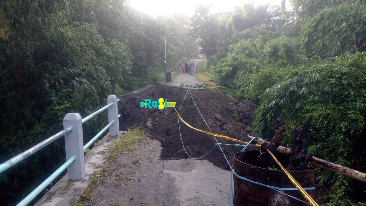 Jembatan Ambrol, 250 Kepala Keluarga Di Dusun Sumbertowo Desa Karas Terisolir.