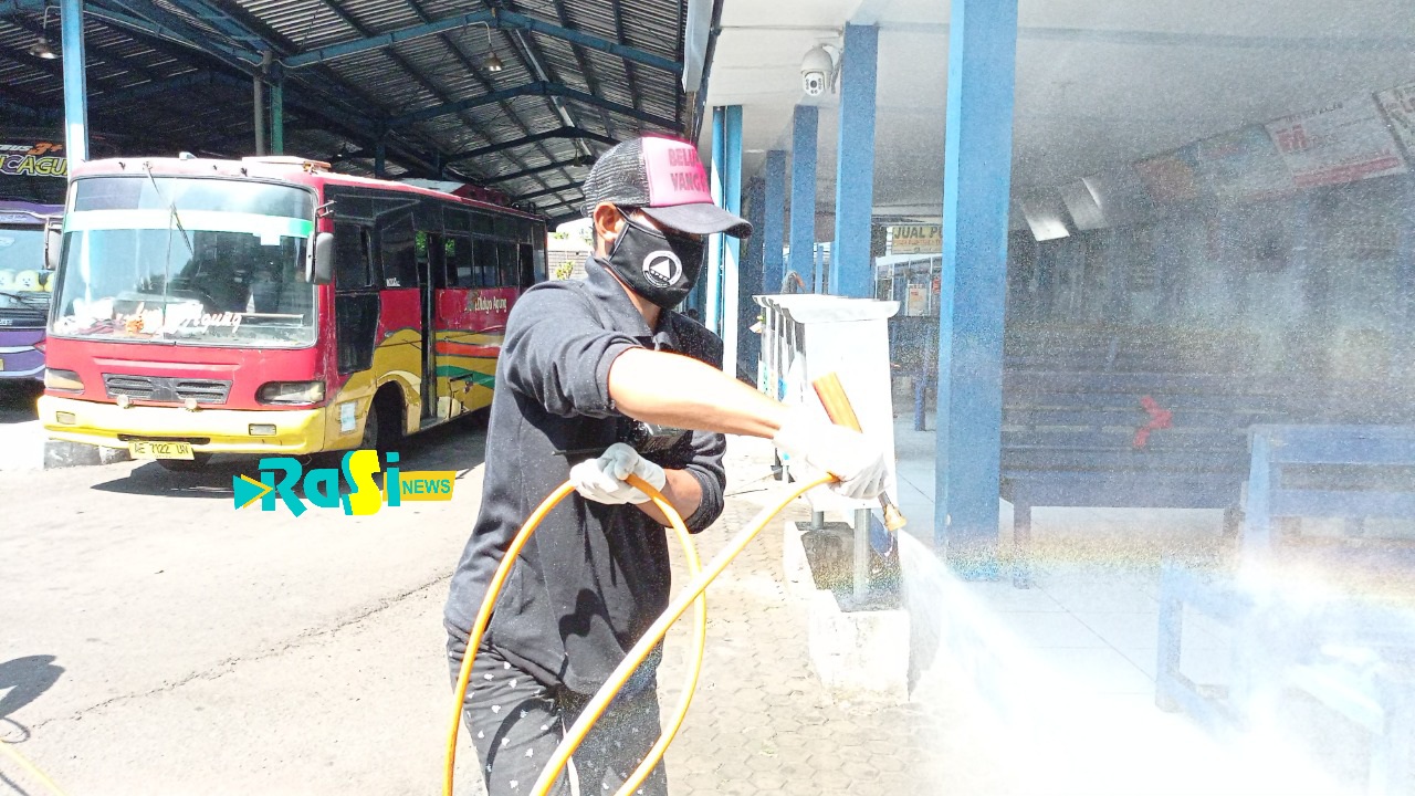 Anggota DPRD Magetan Lakukan Penyemprotan Desinfektan Lingkungan Cegah Covid 19 Di masa PPKM Darurat