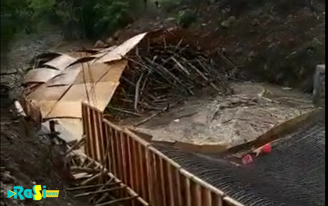 Magetan Diguyur Hujan 1,5 Jam, Kerangka Jembatan Bogem Ambrol dan Anak Usia 10 Tahun Tersangkut di Gorong Gorong.