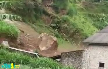 Batu Berukuran 4 Meter di Kampung Wonomulyo Runtuh.