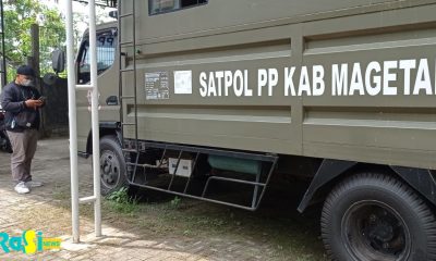 Membahayakan Warga dan Langgar Perda, Satpol-PP Magetan Robohkan Papan Reklame.