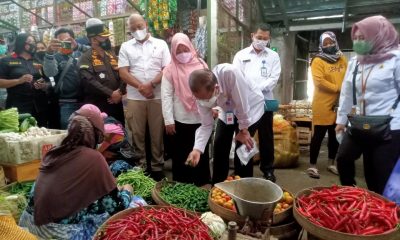 Sidak Pasar Jelang Nataru, Bupati Magetan Tanggapi Kenaikan Harga Sejumlah Bahan Pokok di Pasar Tradisional.