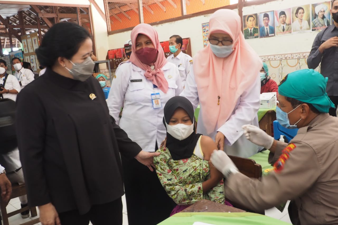 Riang Berbincang dengan Para Siswa, Puan Maharani Tinjau Vaksinasi Anak 6-11 Tahun di SDN 1 Sawahan, Ngemplak, Boyolali