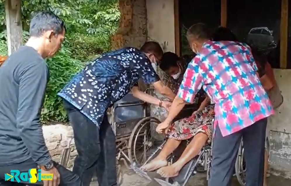 Pemkab Magetan Bagikan Puluhan Kursi roda Bagi Lansia dan Anak Difabel.