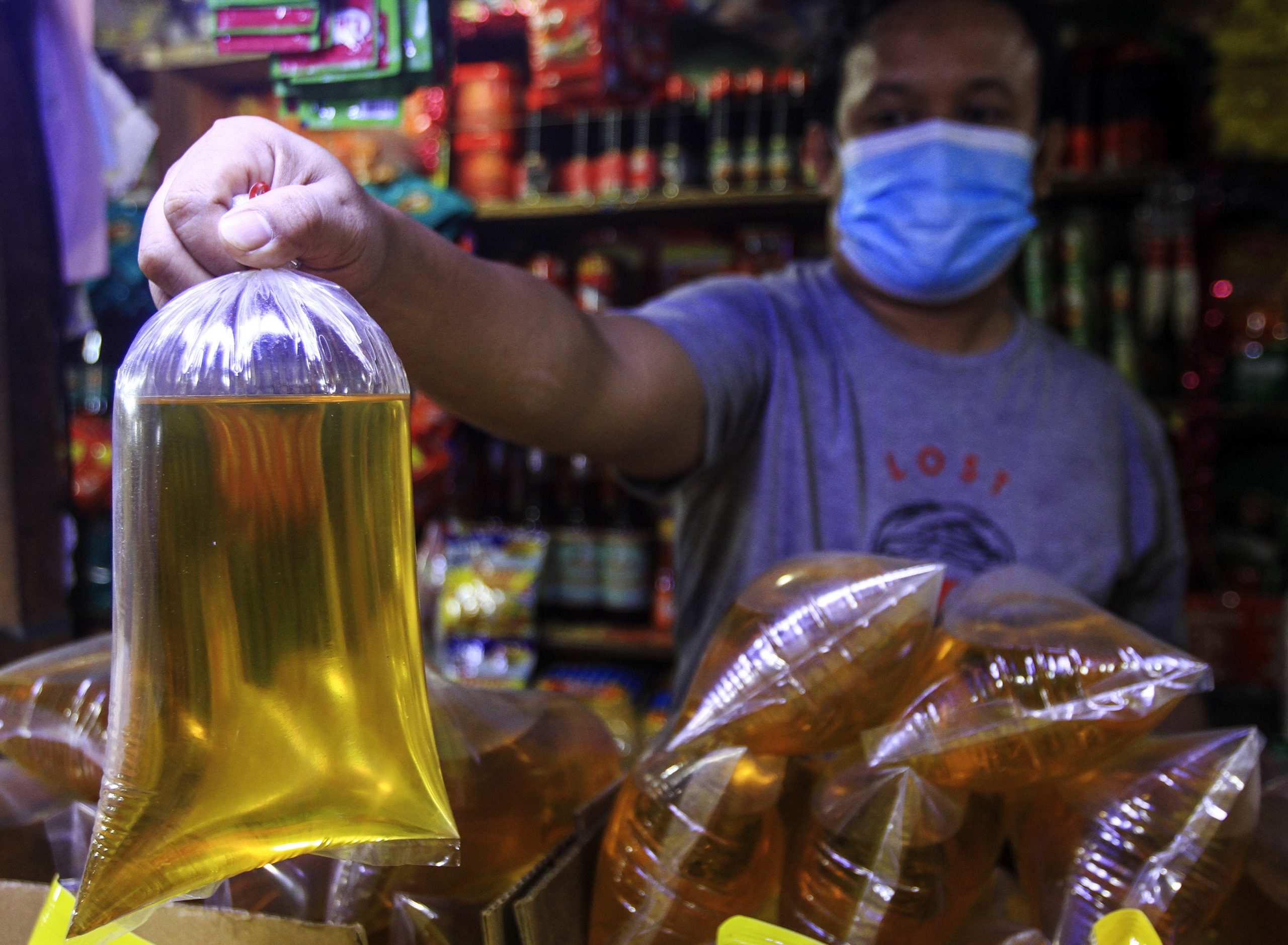 Minyak Goreng di Pasar Magetan Masih Langka.
