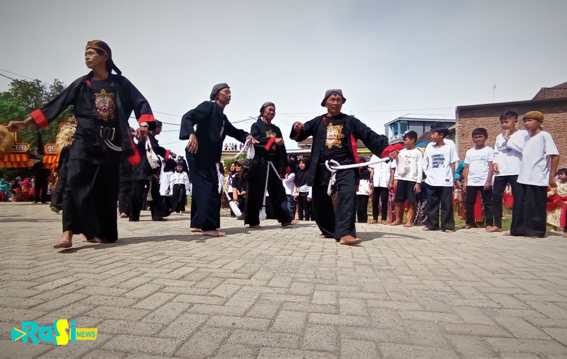 Lestarikan Reyog Ponorogo Gagrak Magetan, Ratusan Warga Kampung Singolangu Flashmob Goyang Seregan.