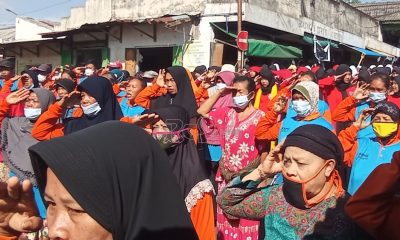 Puluhan Buruh Gendong di Pasar Sayur Magetan Ikuti Upacara Bendera yang Digelar Ditengah Jalan Pasar.
