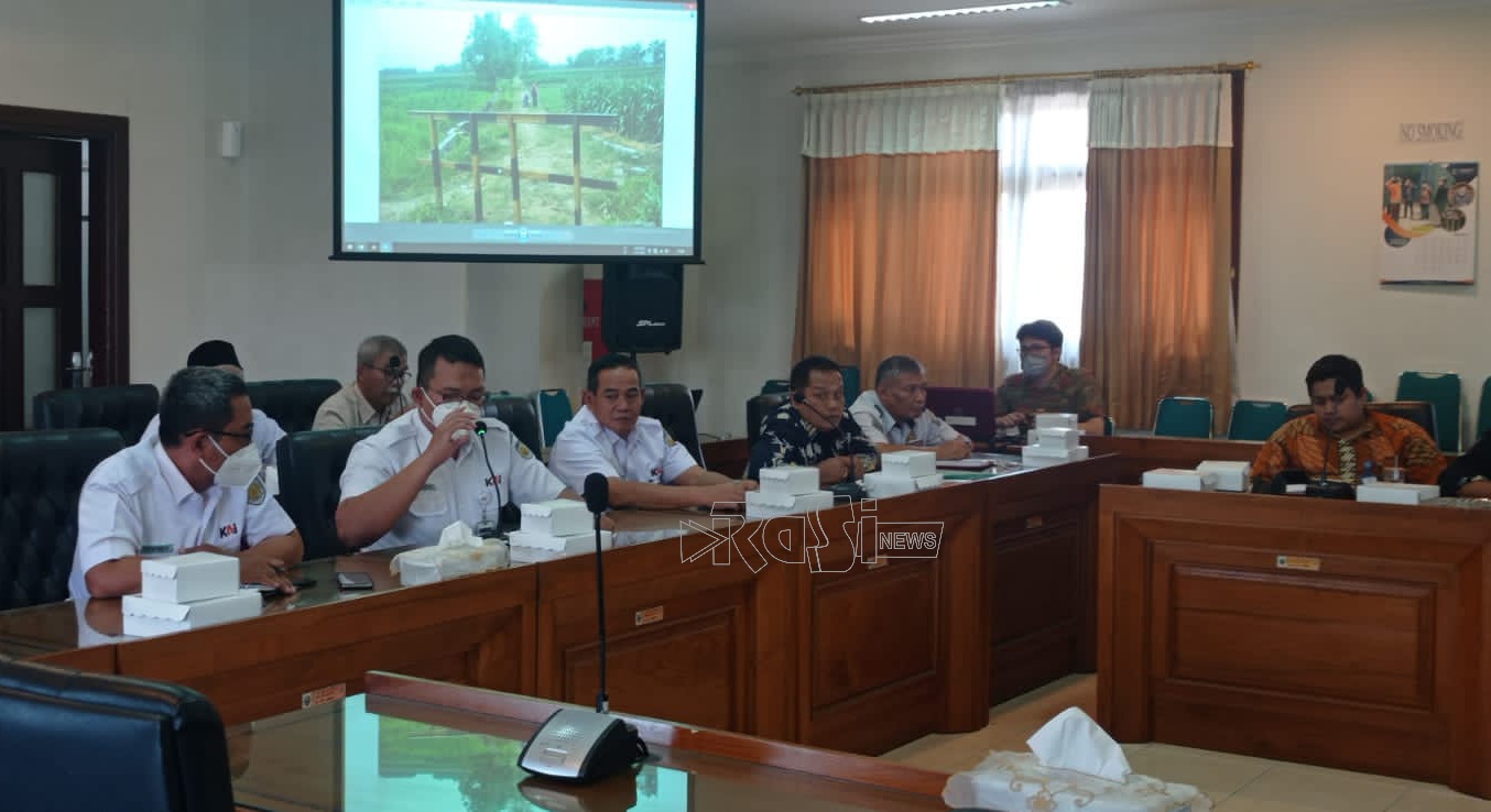 Jalan Pintas Menuju Sawah dan Pemakaman Ditutup PT KAI, Warga 2 Desa di Magetan Ngelurug Dewan..
