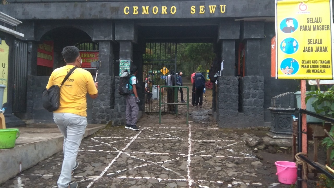 Kabut Tebal Sering Selimuti Gunung Lawu, Jalur Pendakian Cemoro Sewu Ditutup Sementara.