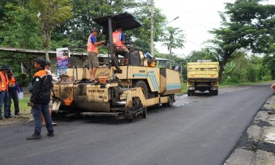 Jalan Penghubung Tulung - Kenongomulyo Selesai Diaspal Hotmix, Warga : Angkut Panen Padi Lancar.