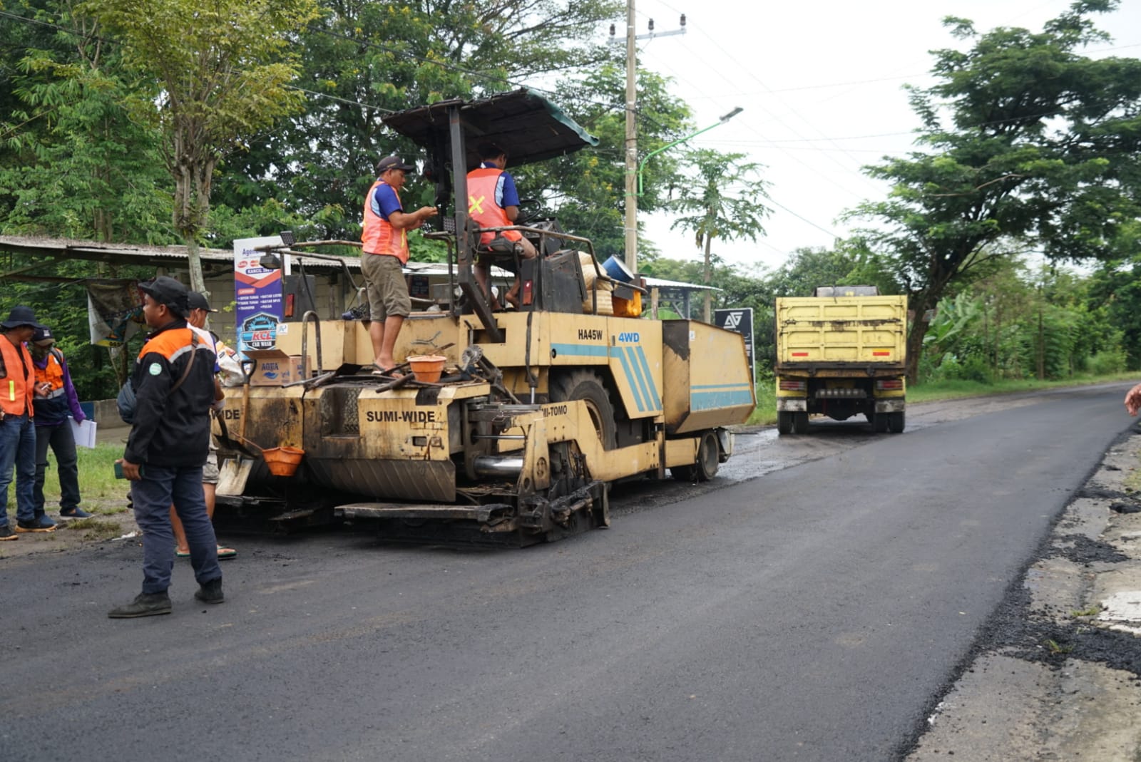 Jalan Penghubung Tulung - Kenongomulyo Selesai Diaspal Hotmix, Warga : Angkut Panen Padi Lancar.