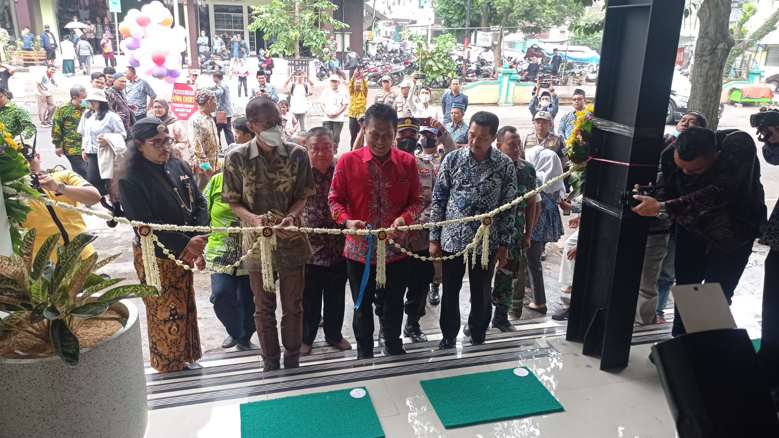Resmikan Food Court, Pemkab Berharap PKL Naik Kelas. 