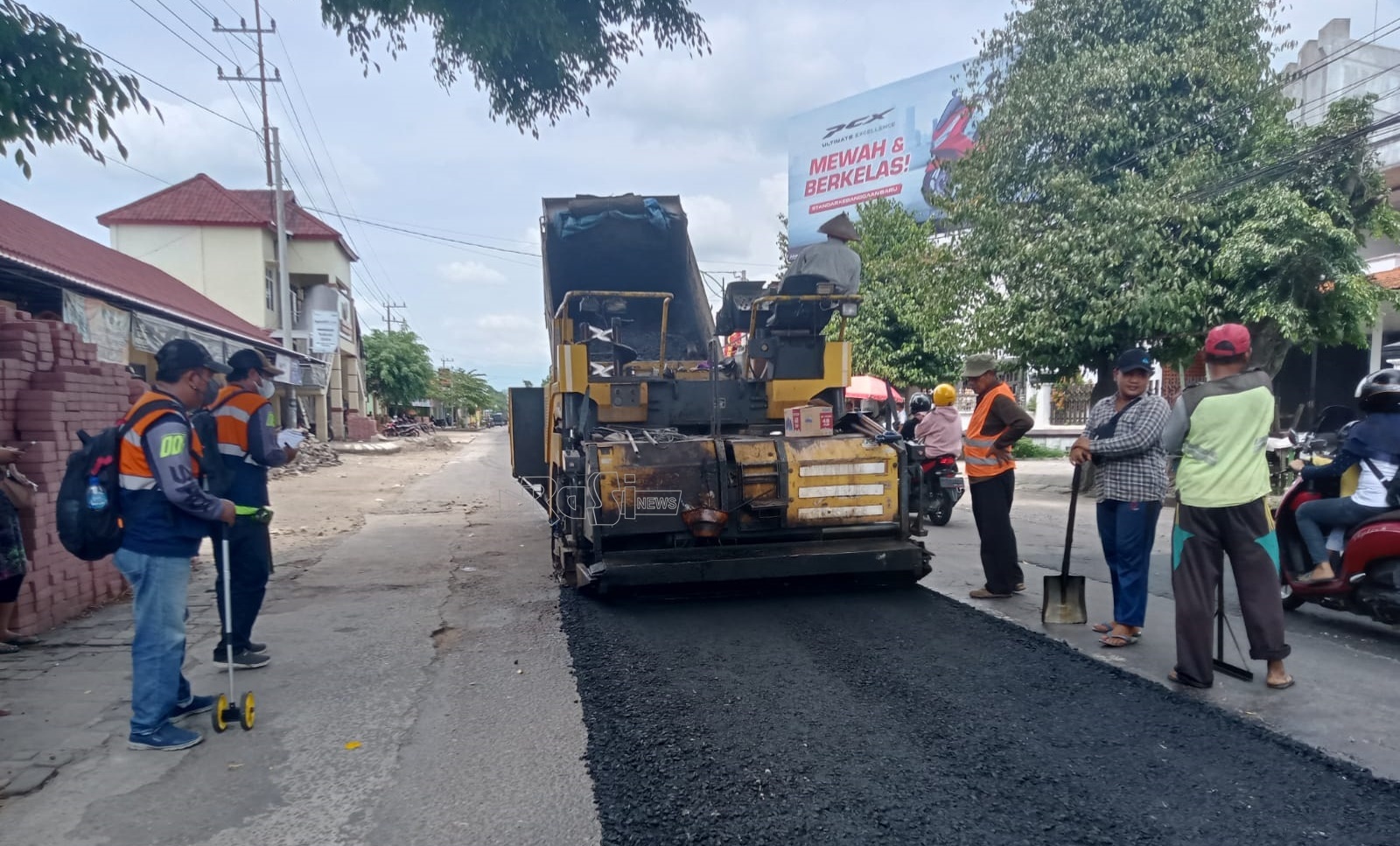 Perbaiki Jalan Poros Antar Kecamatan, Dinas PUPR Tingkatkan Mobilitas Ekonomi Warga.
