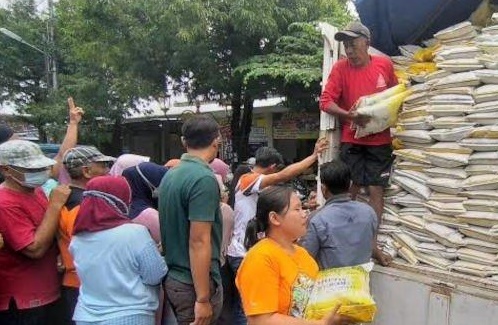 Tekan Kenaikan Harga, Bulog Gelar Operasi Pasar Beras Medium Dengan Harga Rp 8.500 di Magetan.