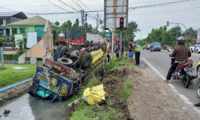 Truk Bermuatan Gabah Terguling Ke Sungai di Pertigaan Karangrejo