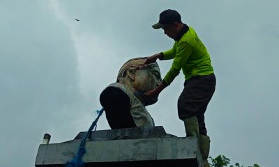 Dibersihkan Dari Cat Hitam, Patung Gubernur Soerjo Kembali Berwajah Emas.