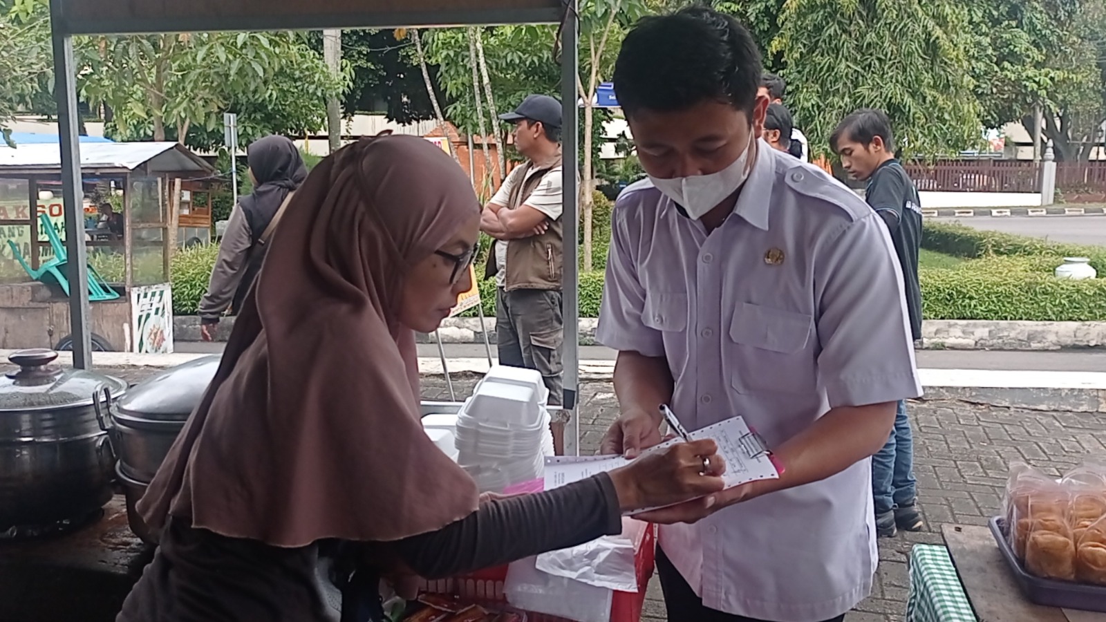 Cegah Penggunaan Bahan Berbahaya, Indag Magetan Periksa Sample Jajanan Takjil Ramadhan.
