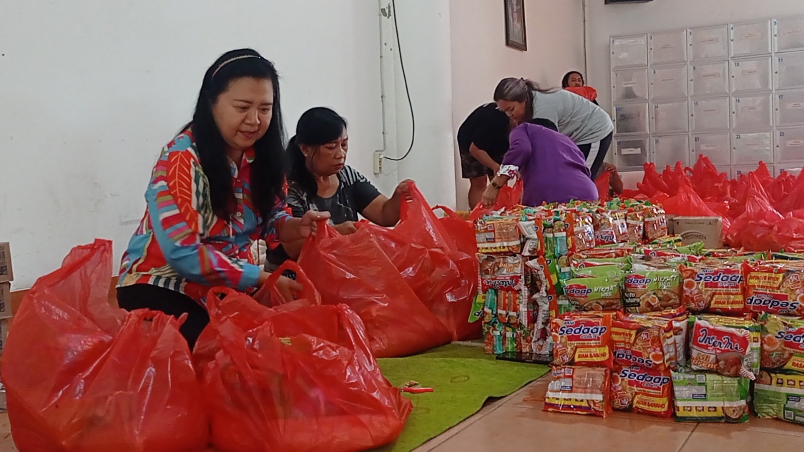 Regina Pacis Gelar Kegiatan Pembagian Sembako Bagi Jemaat Yang Kurang Beruntung,