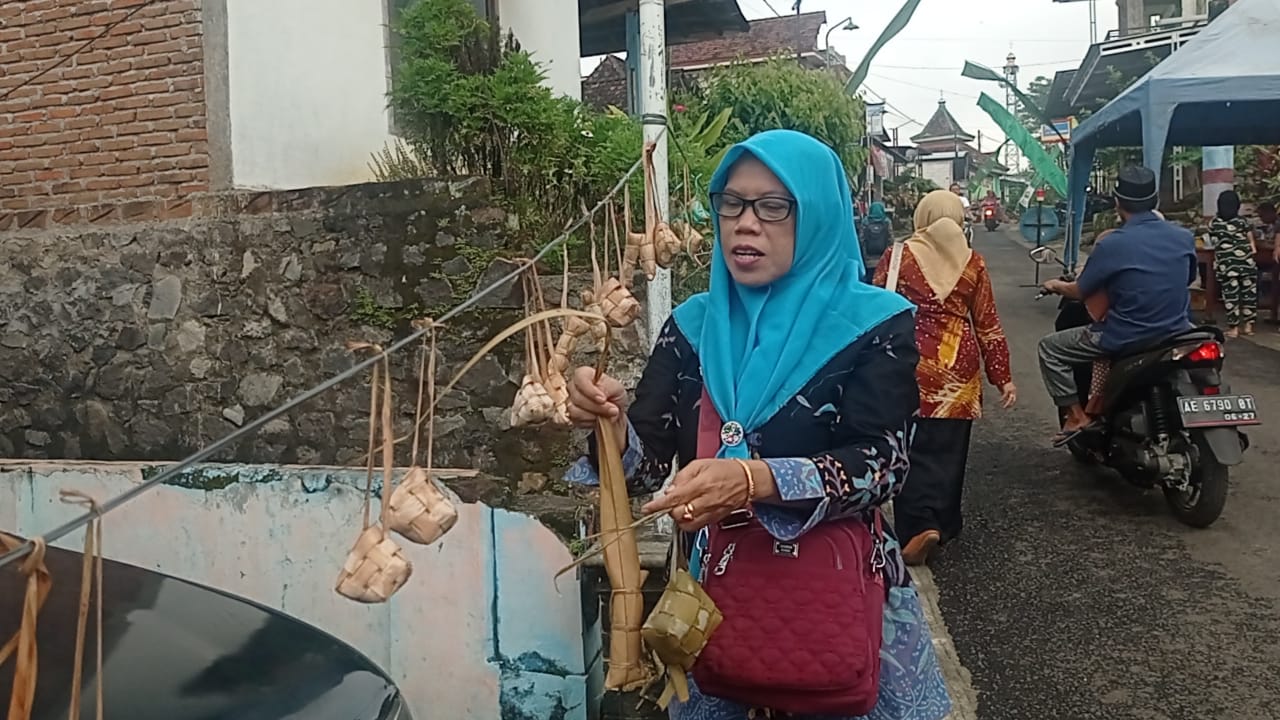 Tradisi Gantung Ketupat Sepanjang 1 Km, Tradisi Warga Kampung Joso Saling Memaafkan di Hari Raya Idul Fitri.