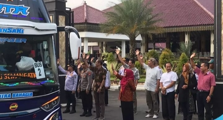Pemkab dan Polres Magetan Fasilitasi Bus Gratis Arus balik bagi Ratusan Pemudik Magetan.