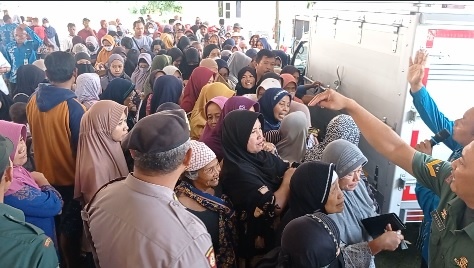 Ratusan Warga Magetan Serbu Sembako Pasar Murah Disperindag Provinsi Jatim.