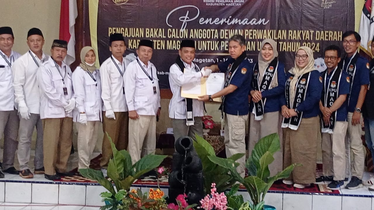 Kenakan Kaos Tangan Putih, Gerindra Daftarkan 45 Bacaleg ke KPU.