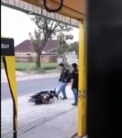 Viral Video Remaja di Magetan Rusak Motor Matik di Depan Dealer Karena Tak Dibelikan Motor Trail, Ternyata Proses Syuting Film.