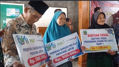 Launcing Program PKH Plus, Pemkab Magetan Serahkan Bantuan Keuangan dari Provinsi Kepada 458 Lansia Penerima Manfaat.
