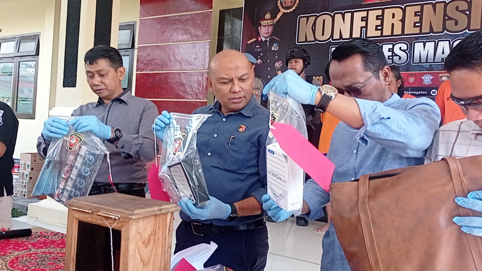 Gasak uang Toko Rp 20 Juta di Toko Sembako, Pencuri di Magetan Beli i Phone dan Gelang Kaki Emas Untuk Tunangannya.