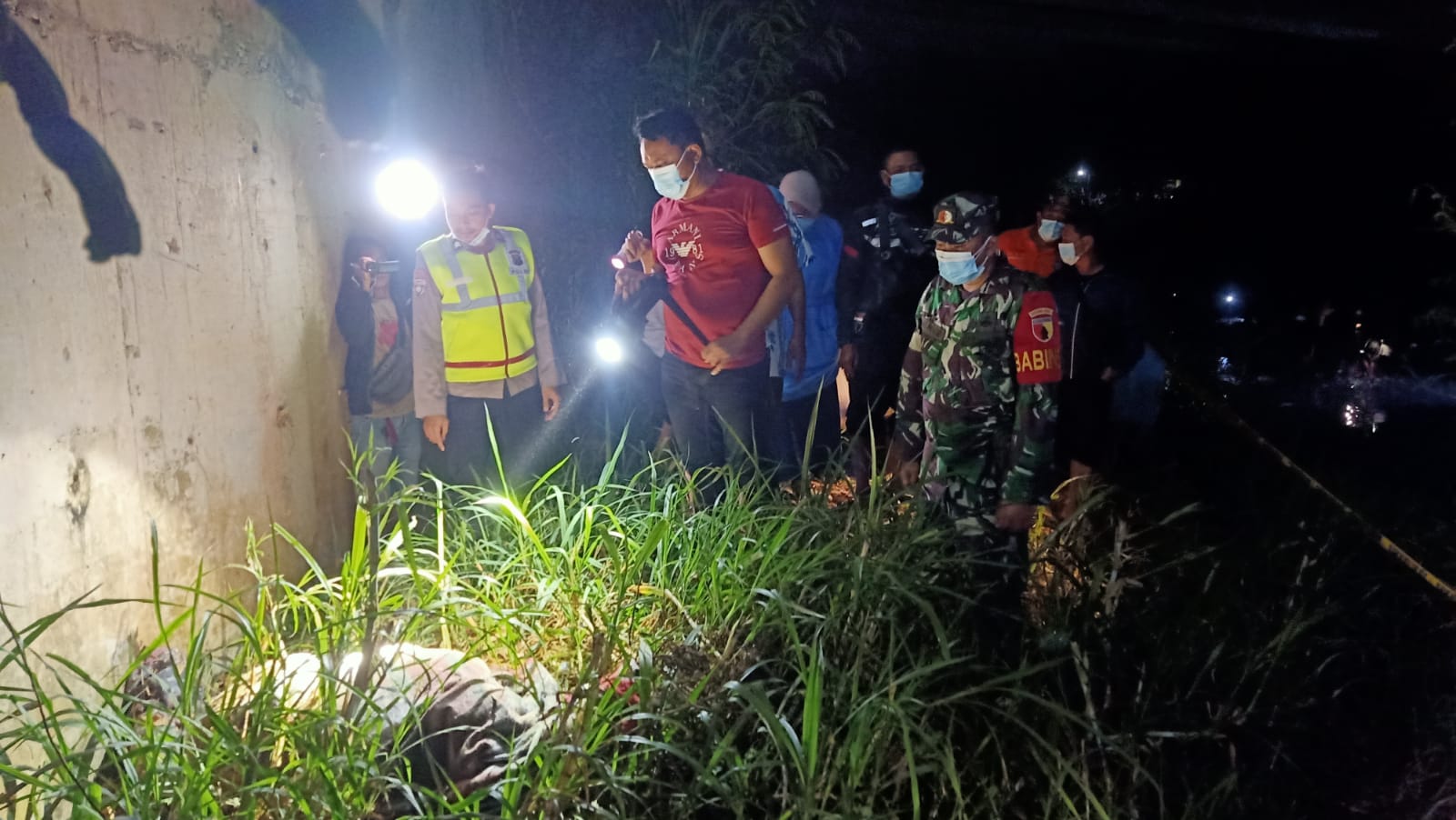 Mayat Terbungkus Karpet Di Sungai Bawah Jembatan Layang Ngawi Berjenis Kelamian Laki Laki, Sulit Dikenali Karena Sudah Membusuk.