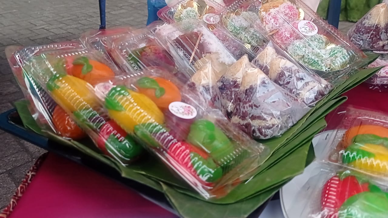 Perkenalkan Kue Tradisional Kepada Siswa, Guru TK Magetan Membuat kue Klepon dari Talas dan Minuman Dari Daun Telang.
