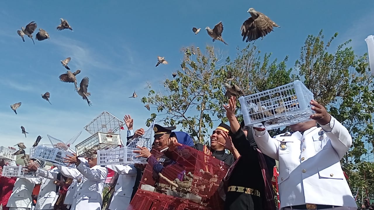 Upacara HUT RI ke 78, Warga Nguntoronadi Lepas Ribuan Burung Perkutut, Desak Adanya Perdes Perlindungan Satwa.