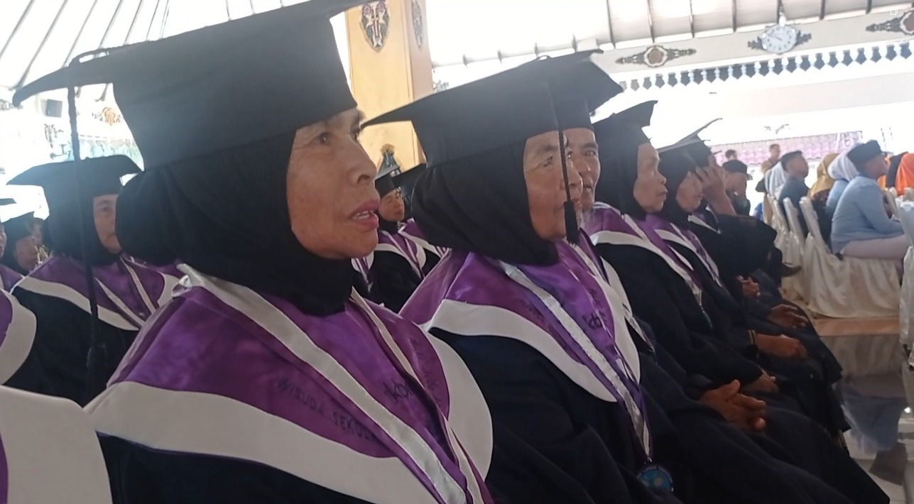 Cerita Bahagia Mbah Suyatmi, Diusia 116 Tahun Diwisuda Menjadi Lulusan Lansia Tangguh.