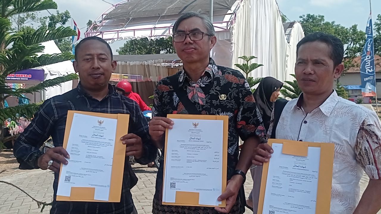 Belasan Pedagang Kaki Lima di Alun Alun Magetan Dapat Sertifikat Halal, Sebagian Pedagang Masih Kesulitan Mencari Daging Ayam Bersertifikat Halal.