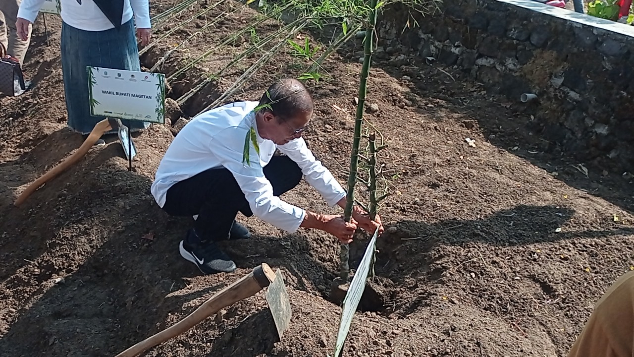 Penanaman Perdana Bambu di Kebun Raya Bambu Magetan, Upaya Pemenuhan RTH Berkelas Dunia.