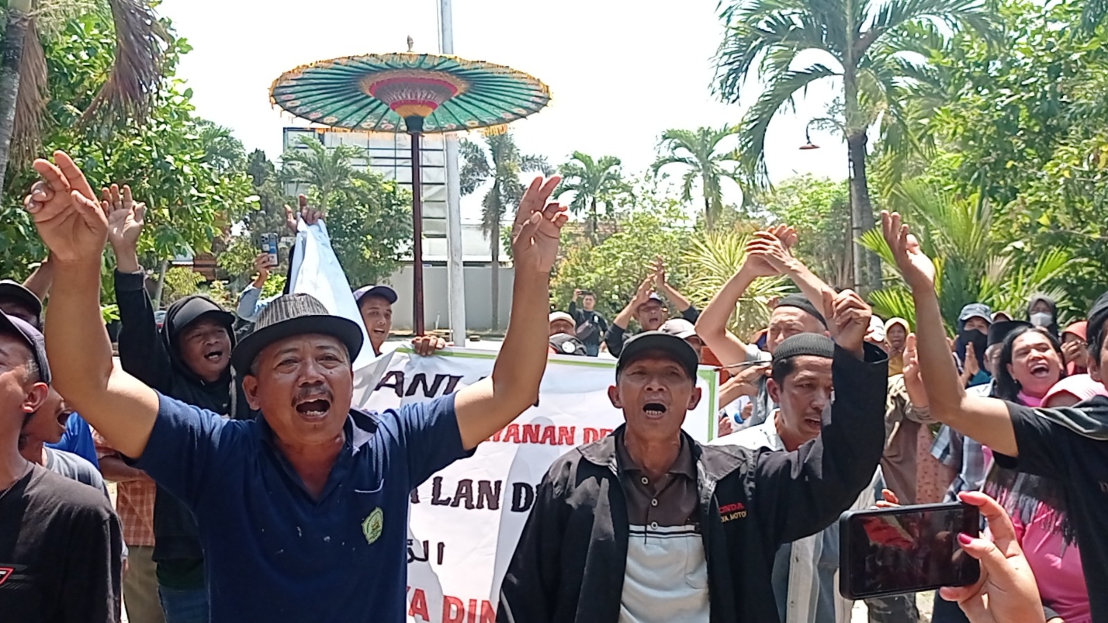 Modin Tak Bisa Baca Doa dan Urus jenazah, Warga Desa Pojok Magetan Demo Dengan Bawa Payung Jenazah.