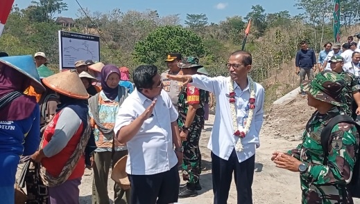 TMMD ke 118 tahun 2023 di Desa Plangkrongan Poncol, TNI Bangun Jalan Rabat Sepanjang Lebih dari 3 Kilometer.
