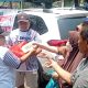 Rayakan Ultah Ganjar, Ganjarist Magetan Bagi 550 Nasi Kotak di Pasar Sayur dan Pasar Baru Magetan.