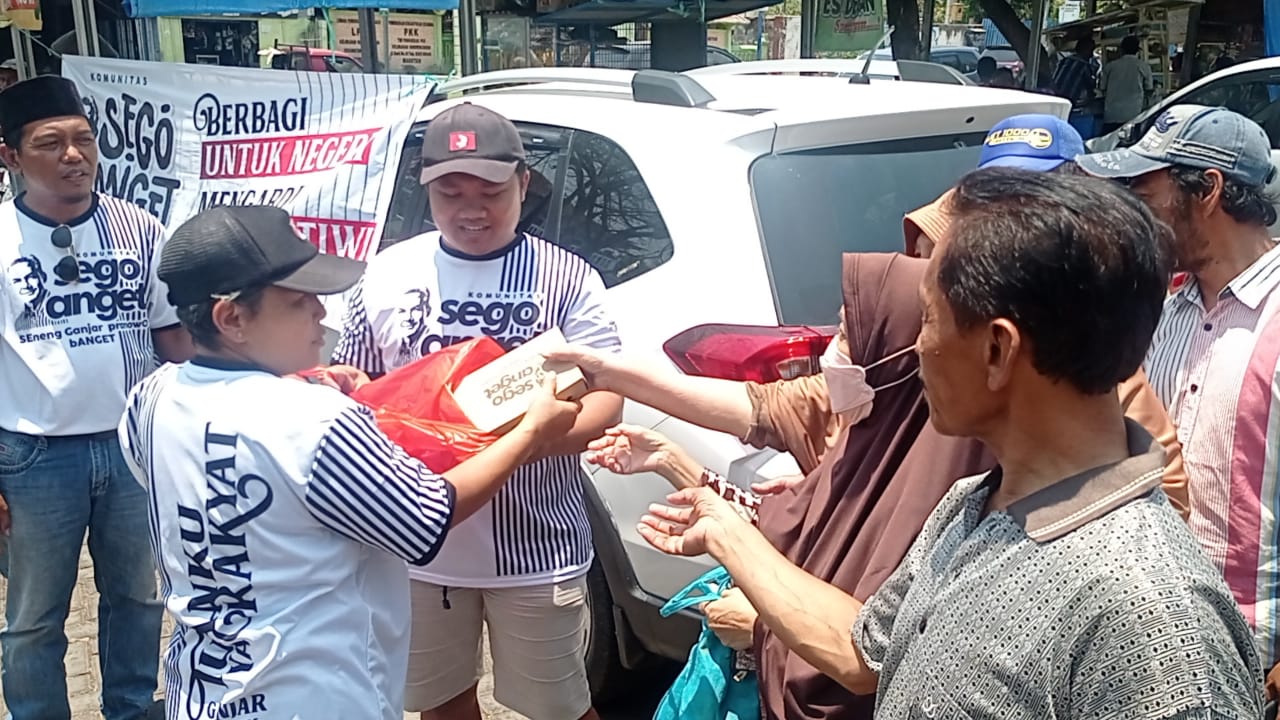 Rayakan Ultah Ganjar, Ganjarist Magetan Bagi 550 Nasi Kotak di Pasar Sayur dan Pasar Baru Magetan.