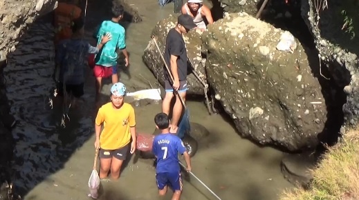 Sungai Mengering Dampak Kemarau Panjang, Puluhan Warga Desa Baleasri Berebut Ikan.