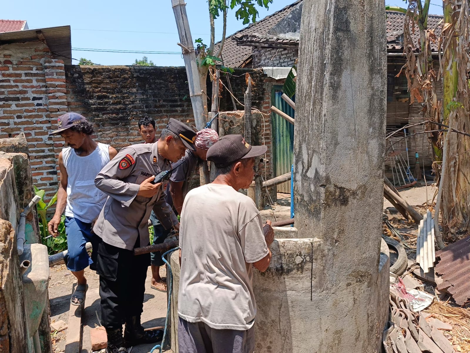 Warga Mantren Ditemukan Suaminya Tercebur Sumur Sedalam 12 Meter.