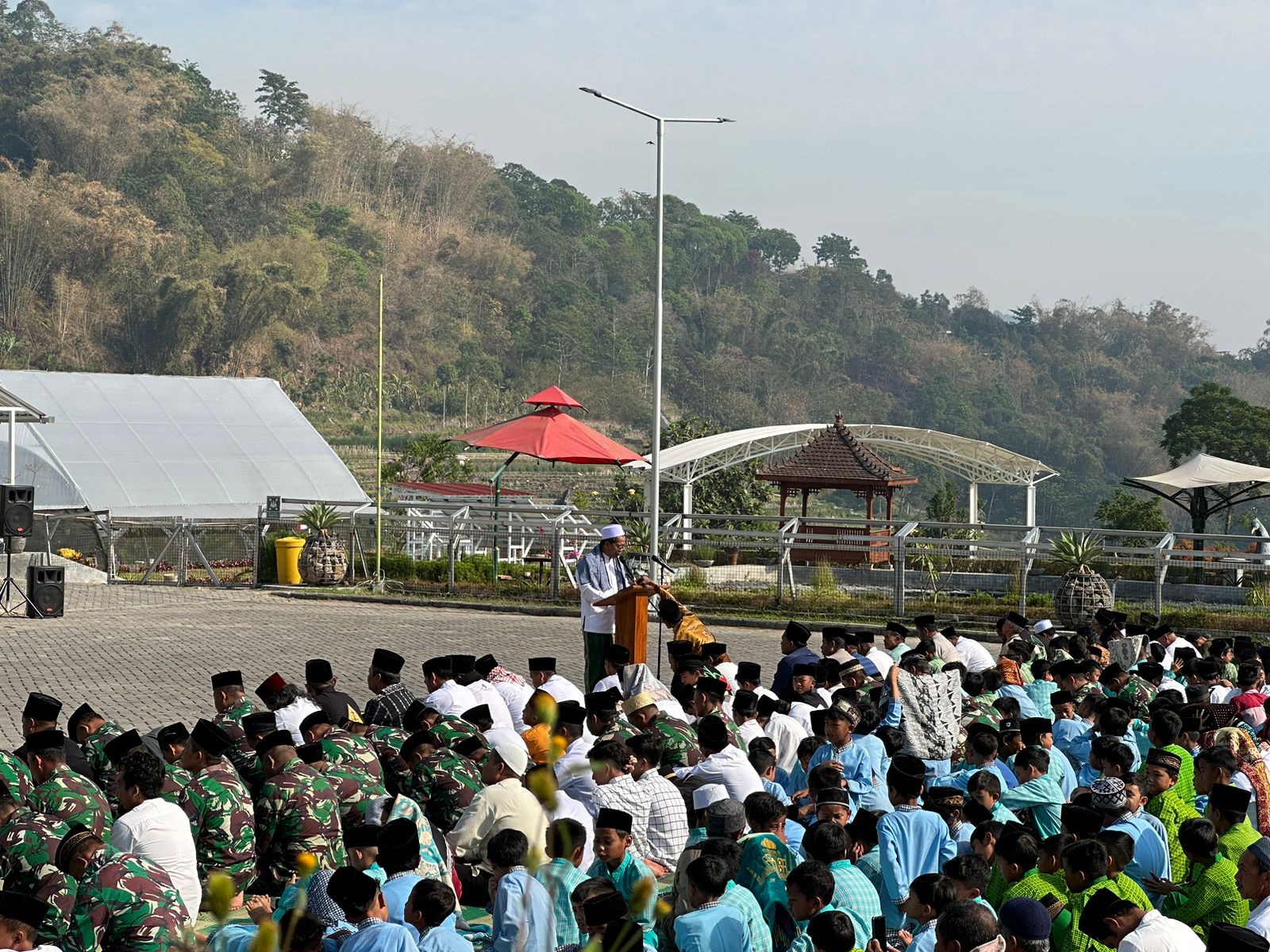 Dua Minggu Kebakaran Gunung Lawu Belum Padam, Ribuan Warga Magetan Gelar Sholat Minta Hujan.