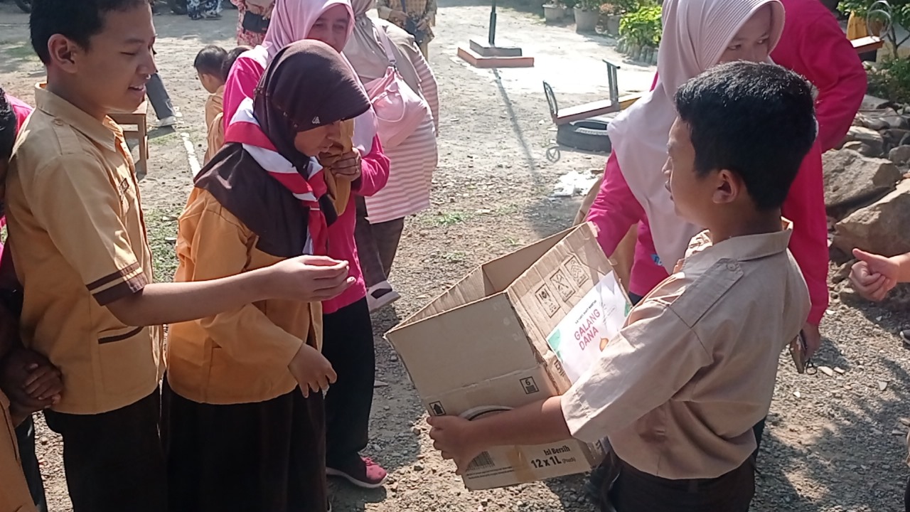 Sisihkan Uang Jajan, Anak SLB Magetan Bantu Donasi Untuk Anak Anak Palestina.
