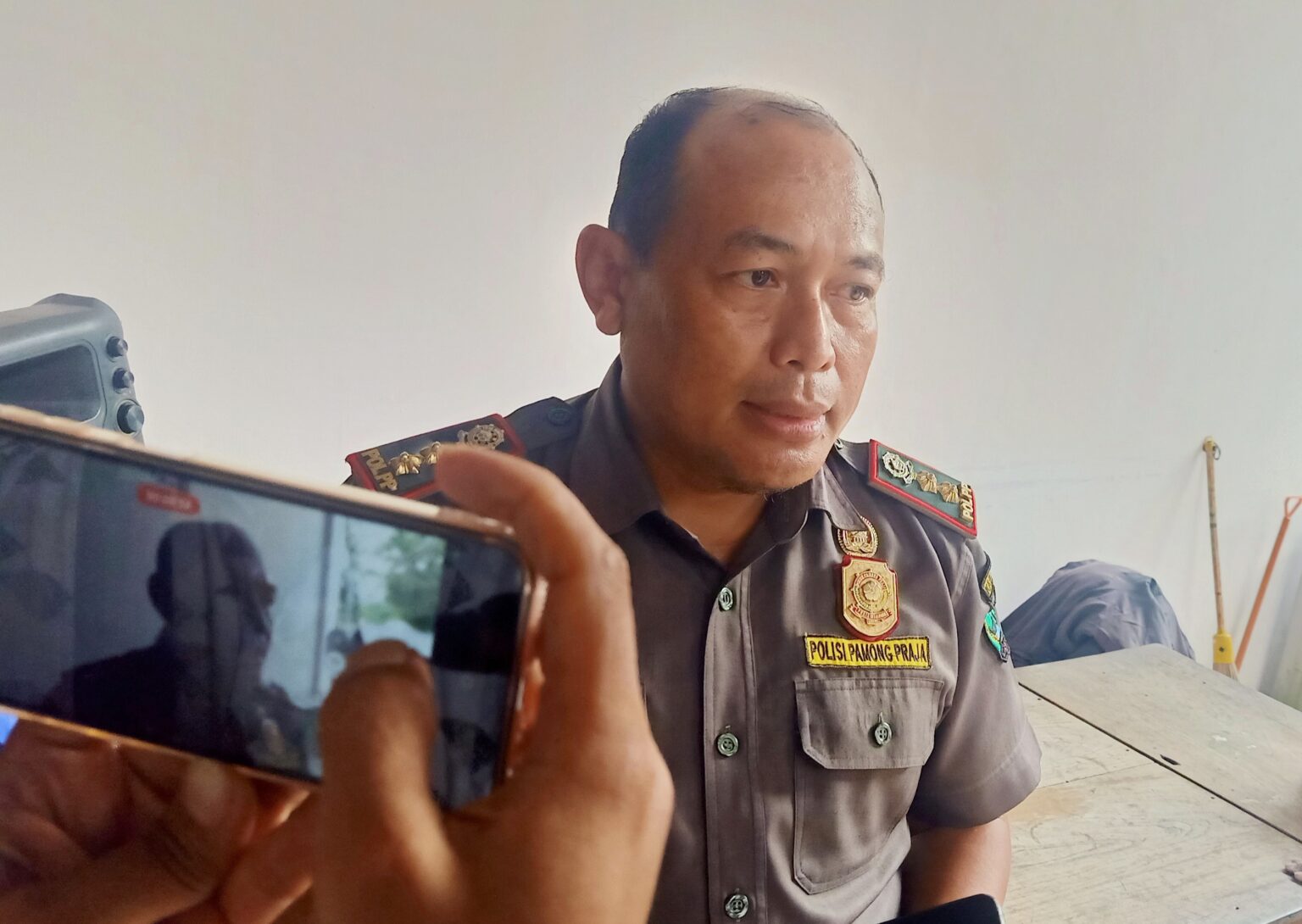 Bantu Bawaslu Magetan, SatPol PP Amankan Ratusan APK yang Tak Sesuai Ketentuan.