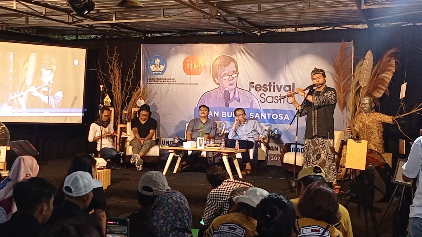 Gelar Festival Sastra, Dbuku Luncurkan Buku Magetan Bumi Kelahiranku dari Sastrawan Iman Budi Santosa, Penulis Kelahiran Magetan.