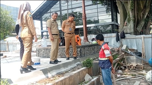 Sejumlah Pekerjaan Belum Selesai Jelang Penyerahan, Dinas Perindag Magetan Minta Pelaksana Proyek Rehabilitasi Pasar Baru Lembur.