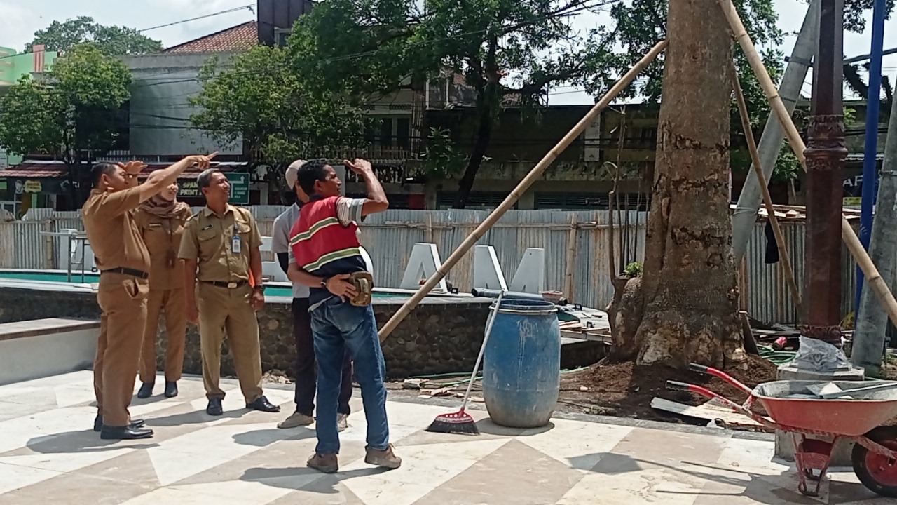 Sejumlah Pekerjaan Belum Selesai Jelang Penyerahan, Dinas Perindag Magetan Minta Pelaksana Proyek Rehabilitasi Pasar Baru Lembur.