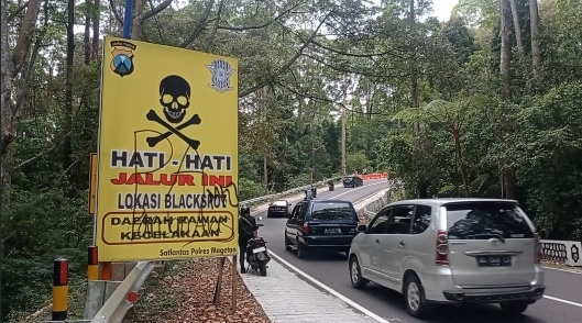 Antisipasi Laka di Jalur sarangan – Cemoro Sewu, Polres Magetan Bekerjasama Dengan Komunitas Jeep Buat Pagar Pengaman Jalur Menikung Tajam.