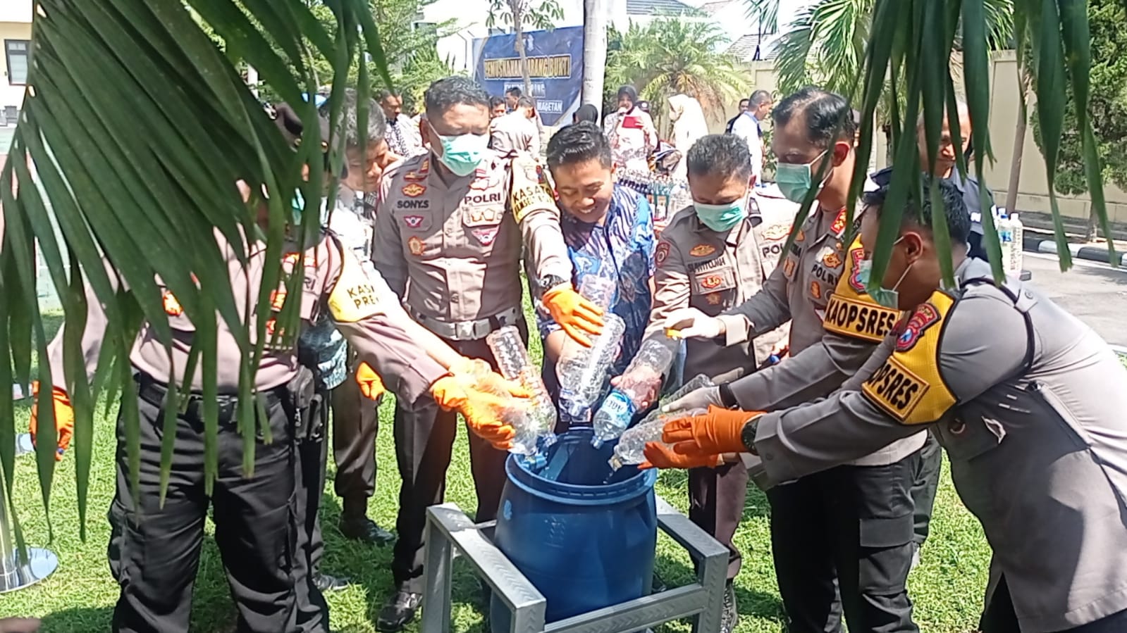 Polres Magetan Musnahkan 500 Liter Lebih Miras Arak Jowo Dalam Rilis Capaian Pengungkapan Kasus Tahun 2023.